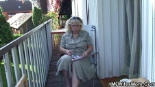 wyszczotkował jej usta i cipę