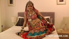 gorąca babka wypina swe krągłą pupeczkę