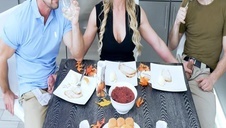 bogiaci panowie ruchają młode laski