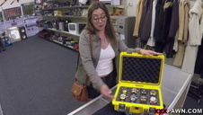 pięknie zarzuca swymi pośladami