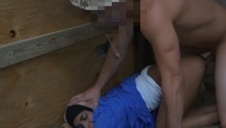 sunia w czerwonych pończochach wypina swe pośladki