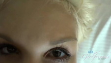 cycata niunia zabawia się dla ciebie