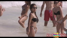 naoliwia jej mały biust i kusząco ją posuwa