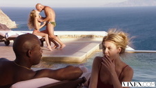 blond niunia robi laskę na basenie