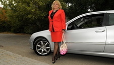 amatorka w szpilkach rozkłada nogi przed facetem