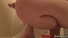 pełne usta ciepłej dawki spermy