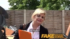 mama rucha się w pościeli