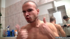 brunetka jest rżnięta przez nich na zmianę