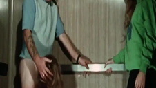 czarnowłosa laseczka ze srebrną seks zabawką