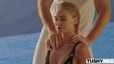 wkłada palce w ciasną szparę dziewczyny