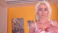 chuda piękność zajmuje się jego członkiem