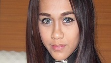 laska w pończochach palcuje się w łazience