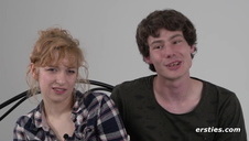 dwie czarnowłose panie ciągną fiuta pod gołym niebem