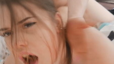 laskę w pończochach ostro bolcuje od tyłu