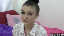 filigranowa dupeczka masturbuje się bananem