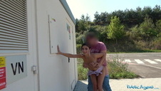 wesoła laska z aparatem na zębach lubi seks na pieska