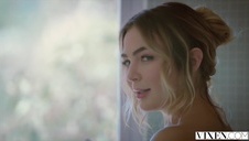 ostry seks z lalunią na dużym stole