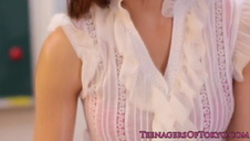 seksowna krissy lynn jest lizana po różowej cipce