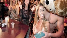 niunia z cycami na wierzchu daje sobie wylizać szparę