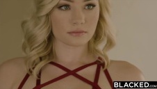 wyruchał masturbującą się blondyneczkę