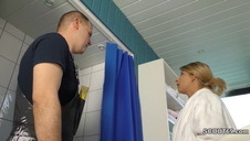 ruda sąsiadka obsługuje dwa fiuty