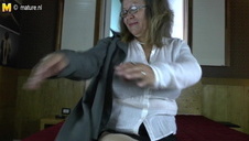 długonoga modelka ma słodziutką szparkę