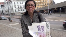 ujeżdża go na skórzanej kanapie