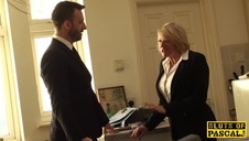 silikonowa blondi w biurze