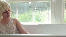 klęczy i obciąga w kuchni