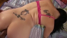 przyssała się do jej ciasnej analnej dziurki