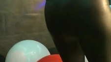 suczka rozbiera się w areszcie