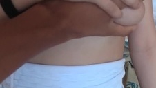 słodka blondi zdejmuje staniczek