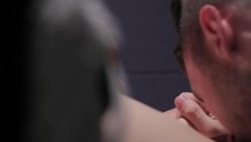 retro seksik w trójkącie na kanapie