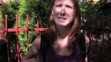 mała ember masturbuje się na fotelu