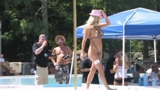 emo laseczka robi sobie sobie małą przyjemność