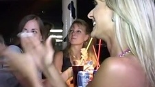 ciemnowłose lesby bawią się w pościeli