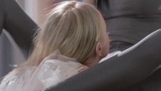 penetruje kutasem jej gardło