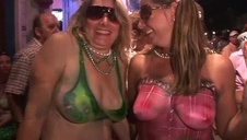 trzy ostre studentki obciągają fiuta i liżą jaja