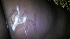 wytatuowana parka grzmoci się na łóżku