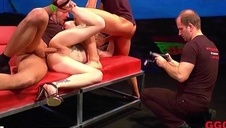 seksowna brunetka dostaje w dupcię