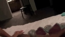 pieści jej ogromne naturalne piersi