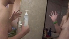 chuda umięśniona laska zdejmuje majteczki