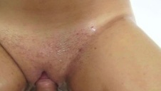 seks z czarnowłosymi niuniami na kanapie