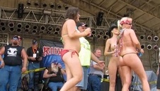 melanie rios z koleżanką i kolegą