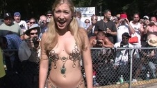 panienka zabawia się ogórkiem w lesie