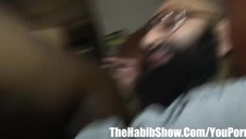 chuda mamuśka daje dupy na stołku przy barze