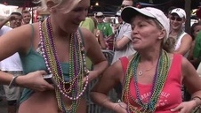 brunetka w okularach z fajnymi cyckami