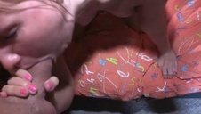 z silikonową partnerką w sypialni