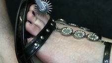 cycata potrząsa swoim biustem