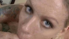 biedaczek patrzy jak jego dziewczyna obrabia grube czarne kiełbachy